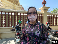 អ្នកស្រី សុខ ប៊ូលីម៉ា អាយុ៥៣ឆ្នាំផ្តល់ បទសម្ភាសន៍ដល់អ្នកសារព័ត៌មានវីអូអេនៅខាងក្រៅតុលាការកំពូល រាជធានីភ្នំពេញ កាលពីថ្ងៃទី១៦ ខែមីនា ឆ្នាំ២០២៣។(លាស់ លីបលីប/វីអូអេ)