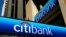 Foto Achiv: Moun mache anba yon afich branch Citibank nan San Francisco, Kalifoni, 17 Jiye, 2009. 