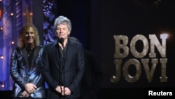 FILE - Jon Bon Jovi berbicara di atas panggung pada pertunjukan Induksi Rock & Roll Hall of Fame di Cleveland, Ohio, AS, 14 April 2018. 