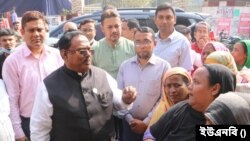 নওগাঁয়, চলমান ওএমএস কার্যক্রম পরিদর্শন কালে বাংলাদেশের খাদ্যমন্ত্রী সাধন চন্দ্র মজুমদার। ২৬ ফ্রেব্রুয়ারি, ২০২৩। 