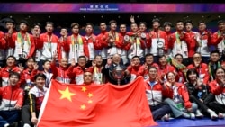 Para pemain bulu tangkis putra China berpose dengan trofi setelah mengalahkan Indonesia dalam final turnamen bulu tangkis Piala Thomas dan Uber di Chengdu, 5 Mei 2024. (Foto: WANG Zhao/AFP)