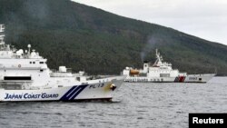 지난 4월 동중국해 센카쿠열도(중국명:댜오위다오)에서 일본과 중국의 해안경비선이 나란히 서있는 모습. (자료화면)