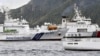 တရုတ်ကမ်းခြေစောင့်တပ်သင်္ဘောတစီးက ပိုင်နက်အငြင်းပွါးနေတဲ့ကျွန်းတွေထဲကတခုဖြစ်တဲ့ Senkaku ကျွန်းနားက ဂျပန်ကမ်းခြေစောင့်တပ်ပိုင်သင်္ဘောအနီးကို တိုးကပ်သွားပုံ။ (ဧပြီ ၂၇၊ ၂၀၂၄ / Reuters) 