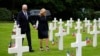 El presidente Joe Biden y la primera dama Jill Biden caminan por el Cementerio Estadounidense de Normandía luego de una ceremonia para conmemorar el 80 aniversario del Día D, el jueves 6 de junio de 2024, en Normandía. (Foto AP/Evan Vucci)