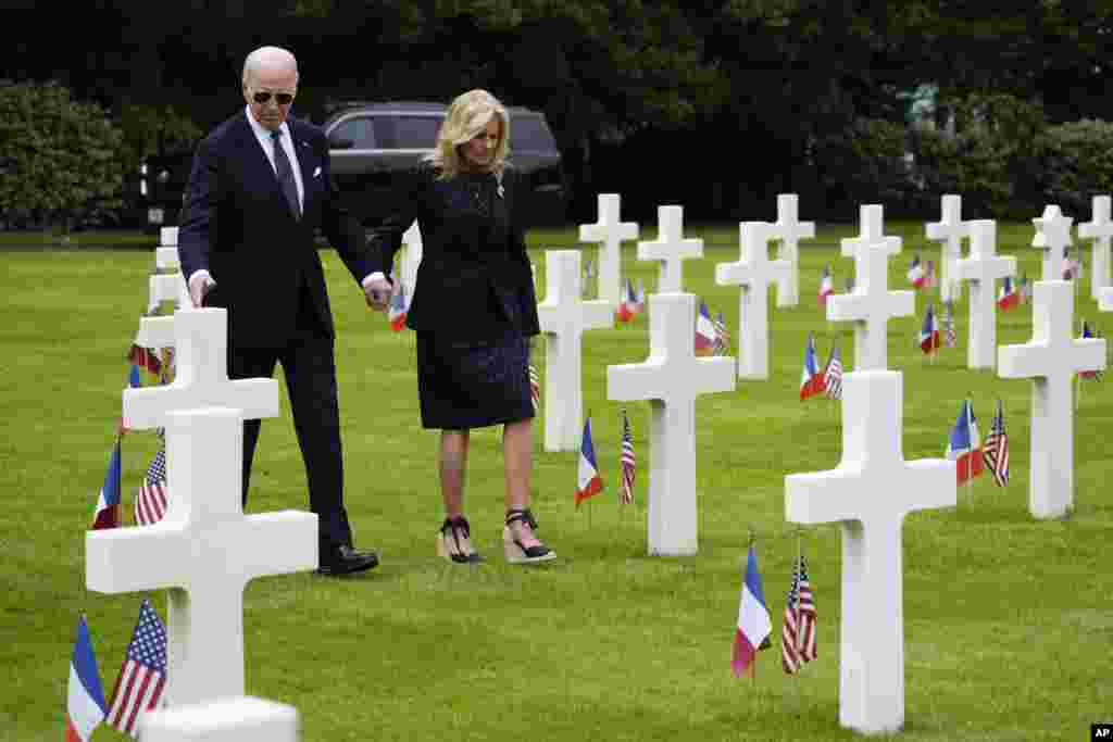 Durante las conmemoraciones por el aniversario 80 del Día-D, el presidente Joe Biden y la primera dama, Dra. Jill Biden, visitaron el cementerio de Normandía.&nbsp;