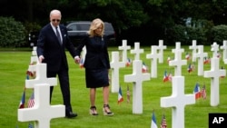 El presidente Joe Biden y la primera dama Jill Biden caminan por el Cementerio Estadounidense de Normandía luego de una ceremonia para conmemorar el 80 aniversario del Día D, el jueves 6 de junio de 2024, en Normandía. (Foto AP/Evan Vucci)
