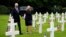 El presidente Joe Biden y la primera dama Jill Biden caminan por el Cementerio Estadounidense de Normandía luego de una ceremonia para conmemorar el 80 aniversario del Día D, el jueves 6 de junio de 2024, en Normandía. (Foto AP/Evan Vucci)