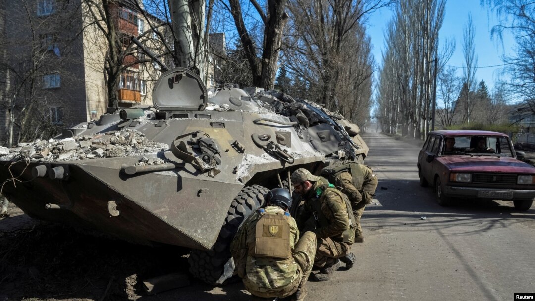 Ukrajinski vojnici popravljaju oklopni transporter (APC), dok se nastavlja ruski napad na Ukrajinu, u gradu Časiv Jar, Ukrajina, 10. aprila 2023. (Foto: Reujters/Oleksandr Klimenko)