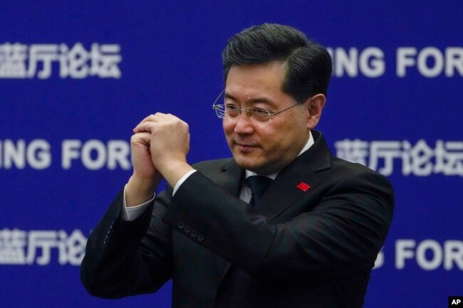 中国外长秦刚出席中国外交部举行的“全球安全倡议:破解安全困境的中国方案”会议。(2023年2月21日)