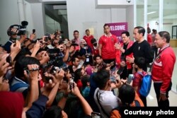 Presiden Joko Widodo menemui media usai pertandingan di Stadion Manahan, Solo. (Courtesy: Setpres RI)