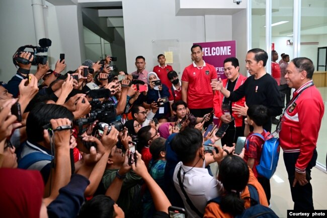 Presiden Joko Widodo menemui media usai pertandingan di Stadion Manahan, Solo. (Courtesy: Setpres RI)