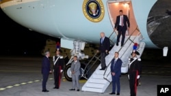 Президент США Джо Байден прибывает на самолете Air Force One в международный аэропорт Бриндизи 12 июня 2024 года в Бриндизи, Италия.