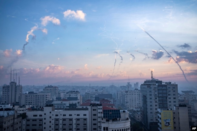 Se disparan cohetes hacia Israel desde Gaza, el 7 de octubre de 2023.