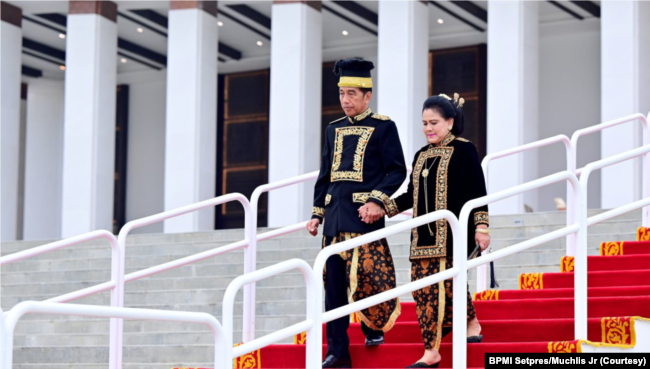 Presiden Joko Widodo kembali memakai busana adat saat Upacara Peringatan Detik-Detik Proklamasi di Istana Negara, Ibu Kota Nusantara, pada Sabtu, 17 Agustus 2024. (Foto: Courtesy/BPMI Setpres/Muchlis Jr)