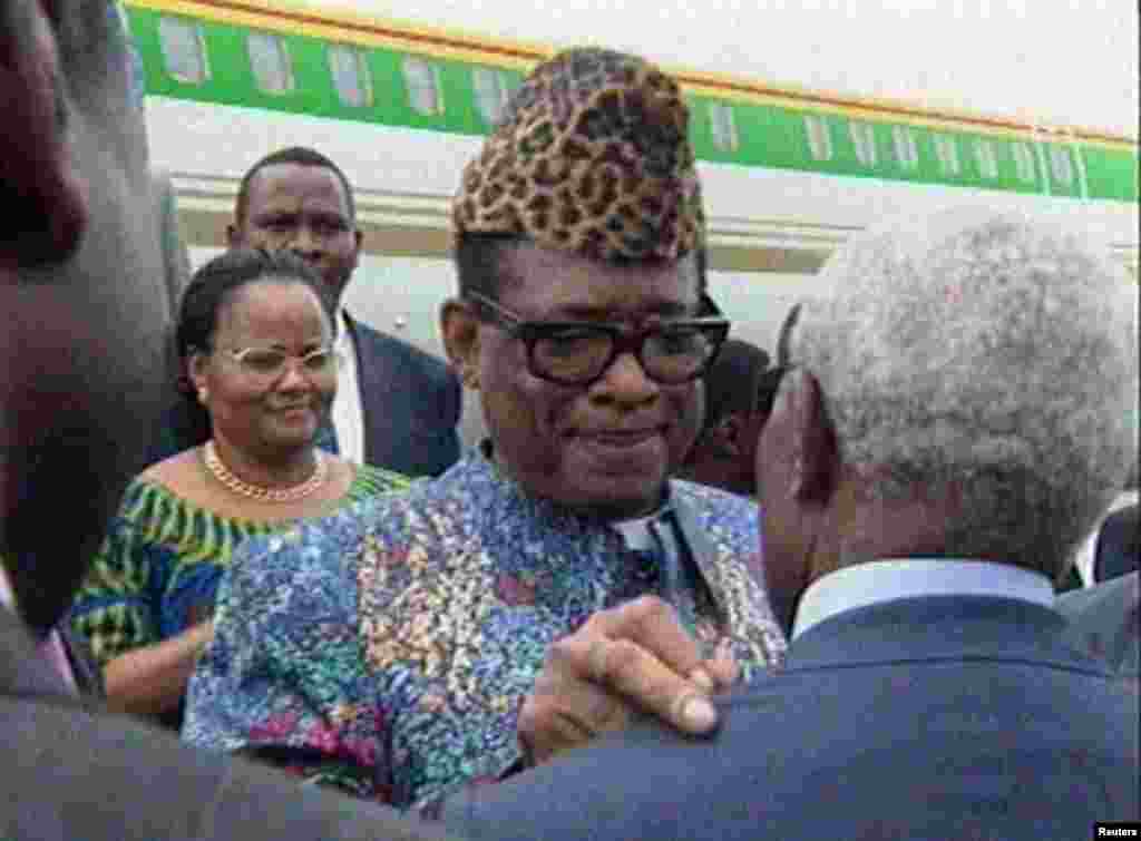 Nkondo président Mobutu Sese Seko (C) na molongani wa ye Boby Ladawa ba Afrika ya Ngle, 03 sanza ya mitano 1997.