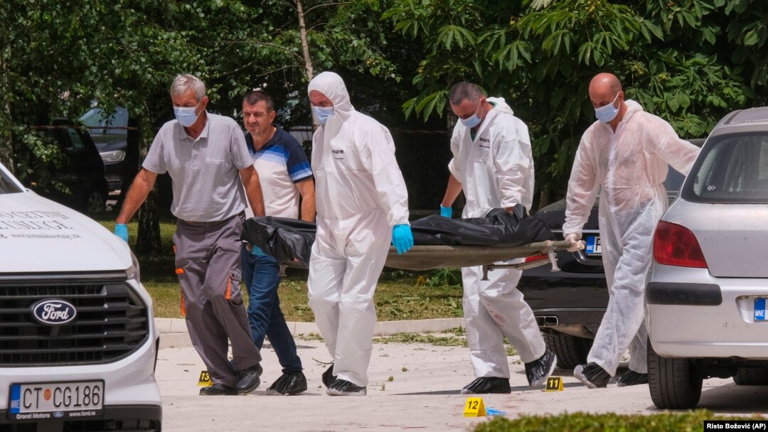 Policija odnosi telo poginule osobe sa mesta eksplozije na Cetinju, 20. jun 2024. (AP Photo/Risto Bozovic)