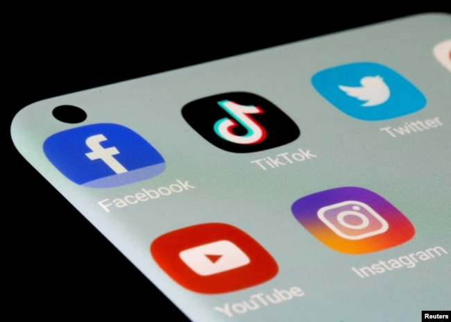 ILUSTRASI - Logo Facebook, TikTok, Twitter, YouTube and Instagram di layar sebuah smartphone, 13 Juli 2021. (Dado Ruvic/REUTERS)