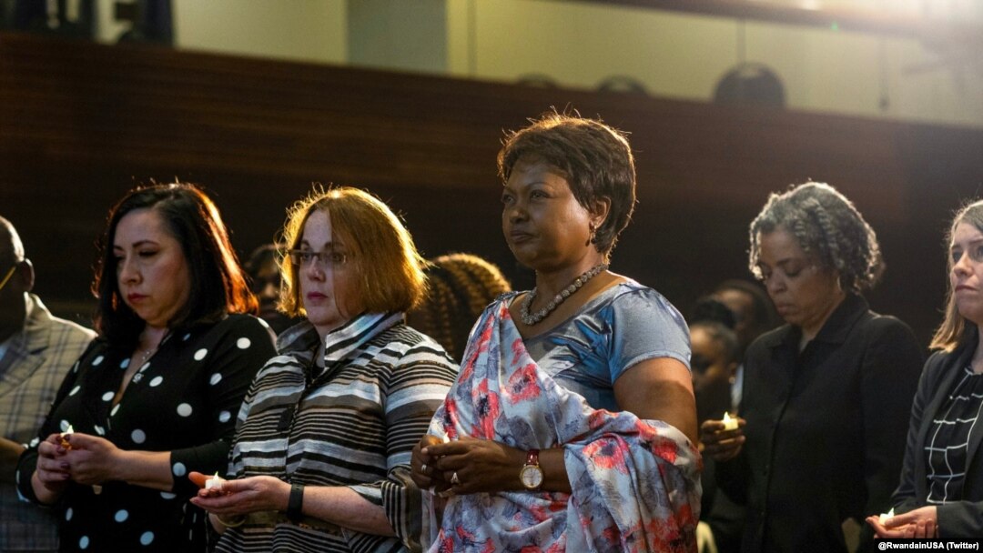 Ambasaderi Matilde Mukantabana uhagarariye u Rwanda muri Leta zunze ubumwe z'Amerika n'abandi banyacyubahiro barimo Molly Phee, umunyamabanga wa Leta wungirije ushinzwe Afurika muri Ministeri y'ububanyi n'amahanga y'Amerika