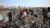 Warga Palestina mengais barang-barang yang dapat digunakan di tempat pembuangan sampah, di tengah konflik Israel-Hamas, di Khan Younis di selatan Jalur Gaza, 15 Juli 2024. (Foto: REUTERS/Hatem Khaled)