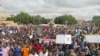 Les partisans de la junte au pouvoir au Niger se rassemblent pour une manifestation appelée à lutter pour la liberté du pays et à repousser l'ingérence étrangère, à Niamey, au Niger, le 3 août 2023.