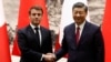 El presidente chino, Xi Jinping (derecha), y el presidente francés, Emmanuel Macron, se dan la mano en una ceremonia de firma en el Gran Salón del Pueblo, en Beijing, China, el 6 de abril de 2023. REUTERS/Gonzalo Fuentes