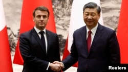 Rais wa Ufaransa, Emmanuel Macron (L) na Rais wa China Xi Jinping