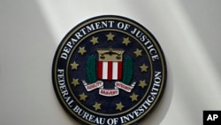 Logo Biro Investigasi Federal AS (FBI) terpampang di kantornya di Omaha, Nebraska, pada 10 Agustus 2022. (Foto: AP/Charlie Neibergall)