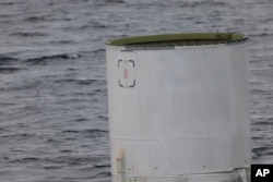 Sebuah objek yang diselamatkan di perairan pulau Eocheongdo oleh militer Korsel ini diduga merupakan bagian dari kendaraan peluncuran ruang angkasa Korut yang jatuh ke laut setelah kegagalan peluncuran, Rabu, 31 Mei 2023. (Kementerian Pertahanan Korea Selatan via AP)