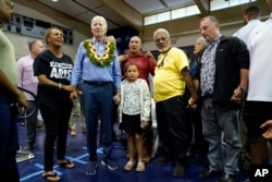 Rais Joe Biden akiwa na jamii ya waathirika wa janga la moto wa msituni wa Maui katika kituo cha Lahaina Aug. 21, 2023, huko Lahaina, Hawaii.