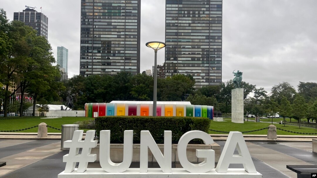 Хэштег #UNGA у комплекса зданий ООН в Нью-Йорке. 23 сентября 2023 года. (AP Photo/Ted Anthony).