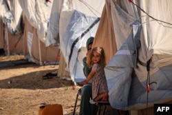 Tenda-tenda yang didirikan untuk warga Palestina yang mencari perlindungan di halaman pusat Badan Bantuan dan Pekerjaan PBB untuk Pengungsi Palestina (UNRWA) di Khan Yunis di Jalur Gaza selatan pada 19 Oktober 2023. (Foto: AFP)