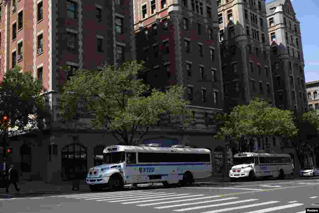 Cerca de la universidad de Columbia aguardan autobuses de la policía de Nueva York, mientras estudiantes continúan manteniendo un campamento dentro del campus principal. El fin de semana, en Virginia Tech, algunos estudiantes pro-palestinos fueron detenidos.&nbsp;