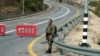 Un soldado de las Fuerzas de Defensa de Israel monta guardia en una carretera cortada al norte del país, cerca de la frontera con Líbano.