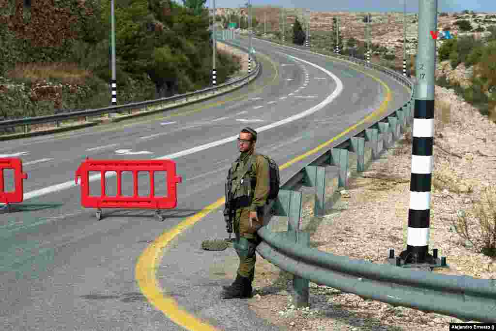 Un soldado de las Fuerzas de Defensa de Israel monta guardia en una carretera cortada al norte del país, cerca de la frontera con Líbano,&nbsp;el 31 de octubre de 2023.