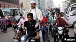 বাংলাদেশে একটি নির্বাচনের আগে প্রচারণার সময় মহড়া দিচ্ছে বাংলাদেশ আওয়ামী লীগের সমর্থকরা। (ফাইল ছবি) 