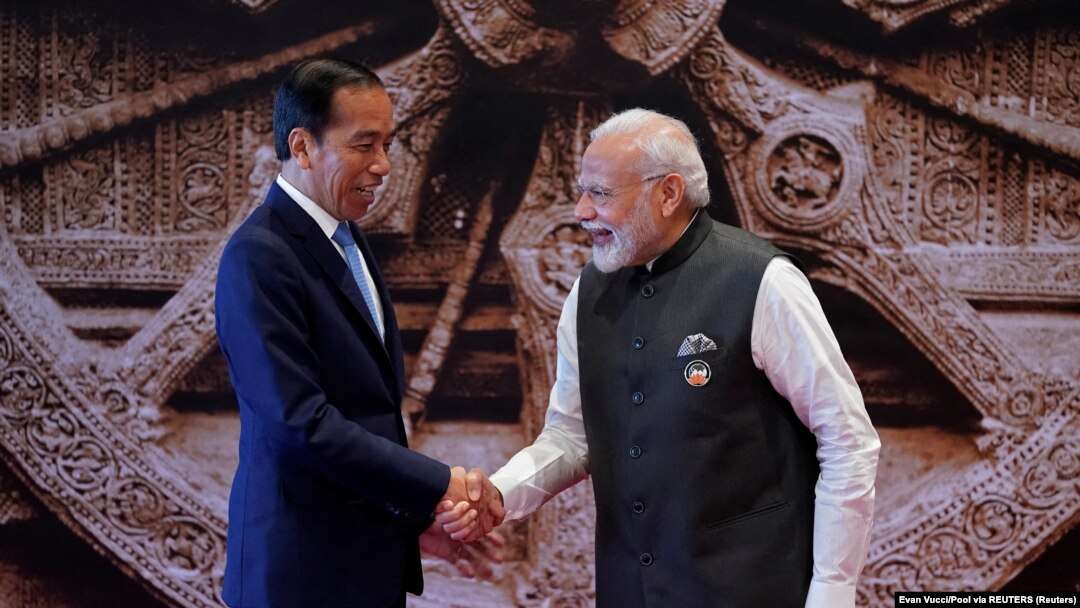 Perdana Menteri India Narendra Modi berjabat tangan dengan Presiden Joko Widodo setibanya di acara KTT G20 di Bharat Mandapam, New Delhi, India, Sabtu, 9 September 2023. (Foto: Evan Vucci/Pool via REUTERS)