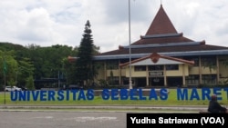 Suasana kampus UNS Solo pasca Mendikbudstek menerbitkan peraturan terkait transisi Rektor UNS, Senin (3/4). Foto: VOA/ Yudha Satriawan
