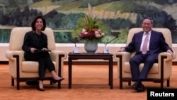 美国商务部长吉娜·雷蒙多（Gina Raimondo）与中国国务院总理李强在北京人大会堂举行会晤。（2023年8月29日）