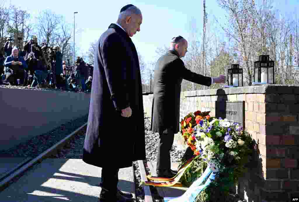 Isroil Bosh vaziri Benyamin Netanyahu Germaniyaga bordi.&nbsp;Kansler Olaf Shols bilan birga &quot;Platforma 17&quot; deb nomlanuvchi xolokost yodgorligiga tashrif buyurdi.&nbsp;Berlin.&nbsp;