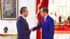Presiden Jokowi saat menerima Menlu Wang Yi dari China di Istana Kepresidenan RI di Jakarta, (18/4). (Twitter/@Menlu_RI)