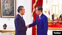 Presiden Jokowi saat menerima Menlu Wang Yi dari China di Istana Kepresidenan RI di Jakarta, (18/4). (Twitter/@Menlu_RI)