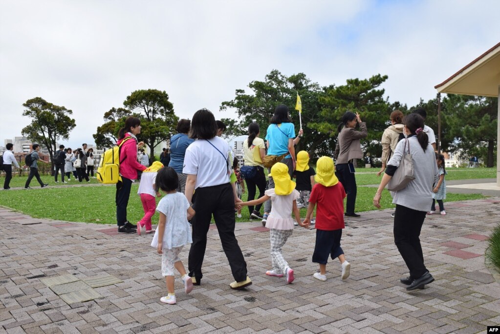 台湾强震后，收到海啸警报的日本冲绳县那霸市幼儿园的孩子们撤离到地势较高的公园。(2024年4月3日)(photo:VOA)