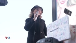 Jubilada canta en el Obelisco de Buenos Aires para llegar a fin de mes 