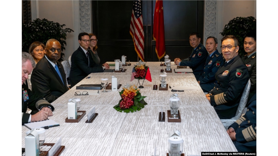Menteri Pertahanan AS Lloyd Austin dan Menteri Pertahanan China Dong Jun menghadiri pertemuan bilateral di Singapura, 31 Mei 2024. (Foto: DoD/Chad J. McNeeley via REUTERS)