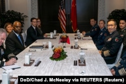 Menteri Pertahanan AS Lloyd Austin dan Menteri Pertahanan China Dong Jun menghadiri pertemuan bilateral di Singapura, 31 Mei 2024. (Foto: DoD/Chad J. McNeeley via REUTERS)