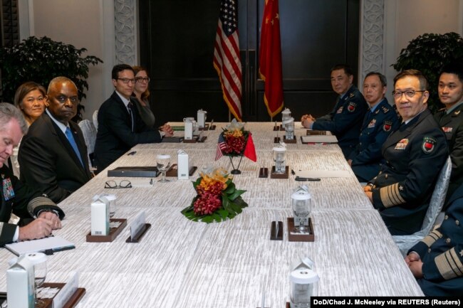 Menteri Pertahanan AS Lloyd Austin dan Menteri Pertahanan China Dong Jun menghadiri pertemuan bilateral di Singapura, 31 Mei 2024. (Foto: DoD/Chad J. McNeeley via REUTERS)