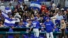 El lanzador de Nicaragua Erasmo Ramírez (61) celebra con el entrenador de pitcheo Cairo Murillo (4) en la cuarta entrada contra Venezuela en LoanDepot Park en Miami, Florida, EEUU. Foto proporcionada a Reuters por Sam Navarro-USA TODAY Sports.