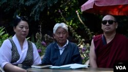 Members of Tibetan Parliament-in-Exile addressing press conference in Srinagar. (Wasim Nabi for VOA) 