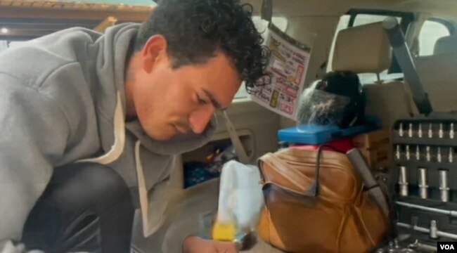 El migrante venezolano John Martínez, que llegó hace tres meses a Nueva York, sueña con tener su propio local para instalar su taller de reparación de motocicletas. [Captura de pantalla del video de Ángela González]