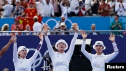 28일 한국의 임시현, 남수현, 전훈영 선수가 양궁 여자 단체전 결선에서 금메달 확정 후 포즈를 취하고 있다.